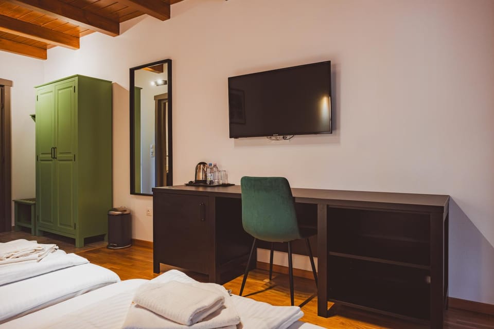 Bed, TV and multimedia, Photo of the whole room, Bedroom, towels, wardrobe