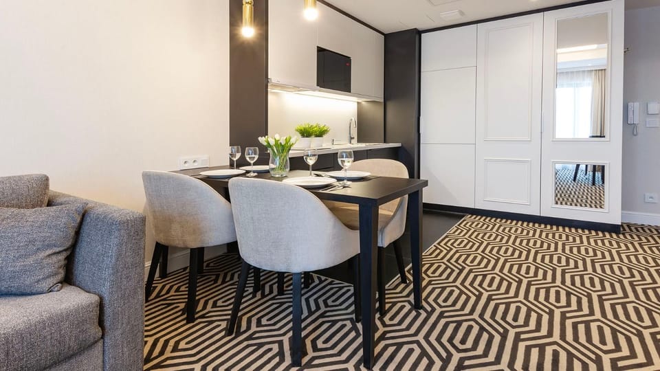 Kitchen or kitchenette, Living room, Seating area, Dining area