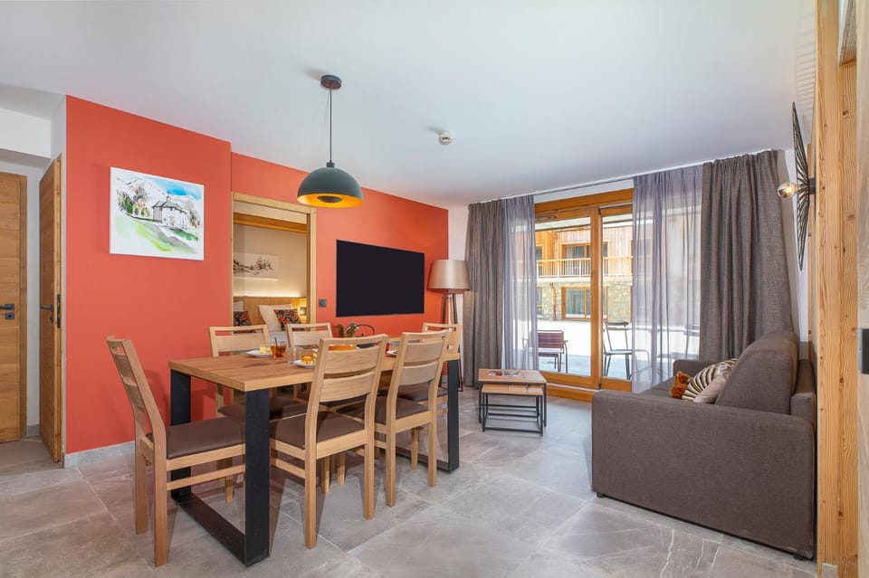 Communal lounge/ TV room, Living room, Dining area