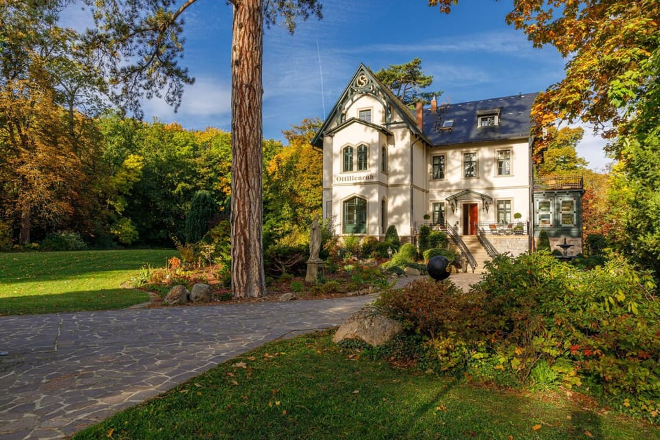 Property building, Day, Natural landscape, Garden, Garden view