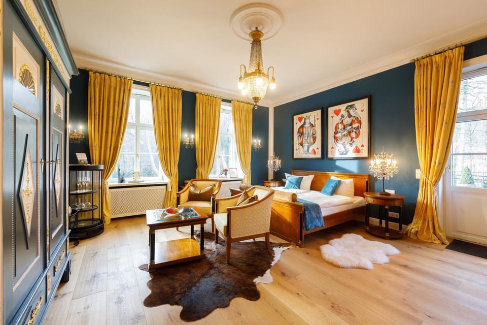 Bed, Living room, Photo of the whole room, Seating area, Bedroom, wardrobe
