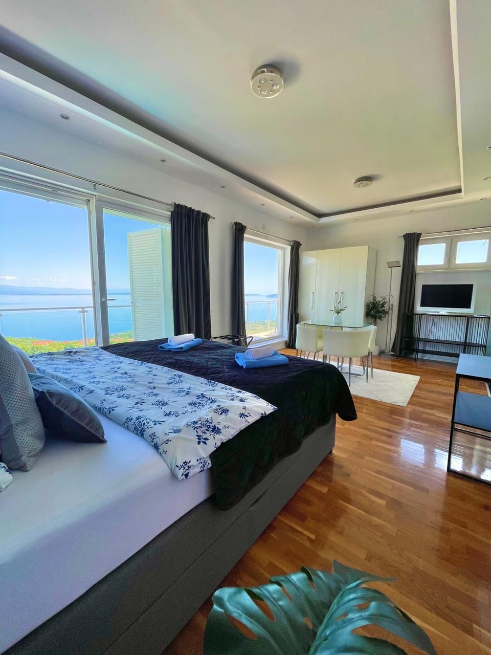 Bed, Day, TV and multimedia, Balcony/Terrace, Photo of the whole room, Seating area, Bedroom, Sea view, safe, air conditioner