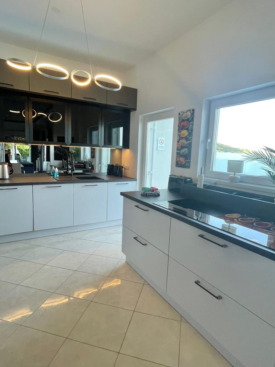 Coffee/tea facilities, Kitchen or kitchenette, Communal kitchen, Pool view, Sea view, dishwasher, microwave, stove, toaster