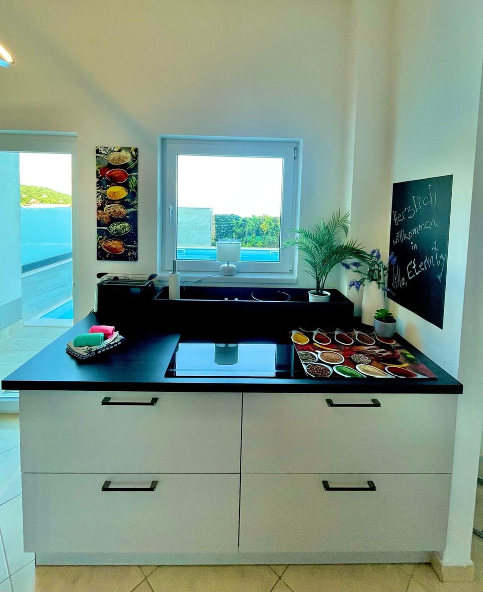 Kitchen or kitchenette, Pool view, stove, toaster