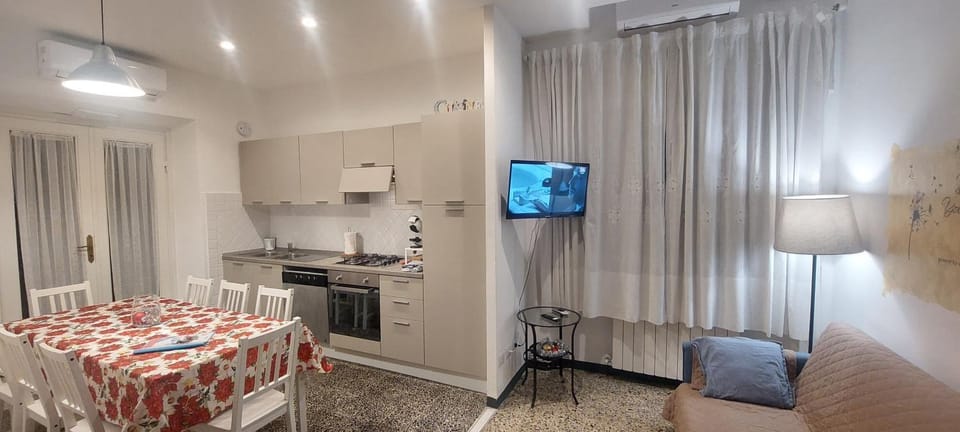 TV and multimedia, Kitchen or kitchenette, Living room, Seating area, Dining area, Lunch, oven, stove, toaster, kitchen