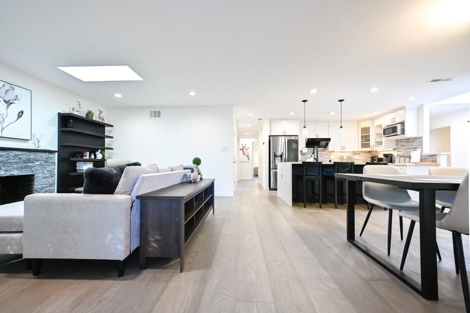 Kitchen or kitchenette, Living room, Seating area, Dining area