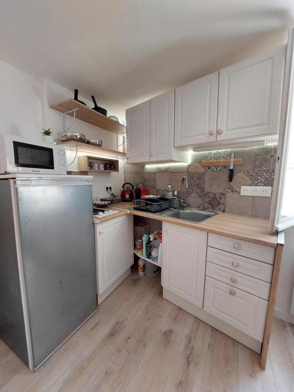 Kitchen or kitchenette, minibar, stove, toaster