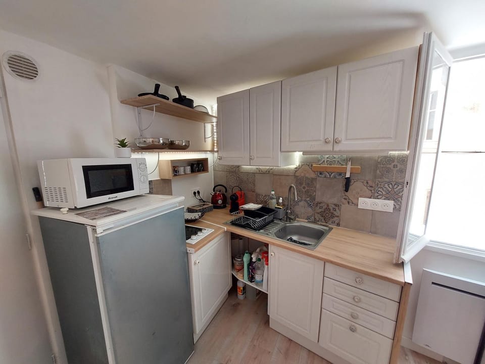 Kitchen or kitchenette