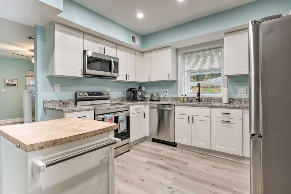 Updated North Beach Cottage: Pet Friendly! House in Rose Haven