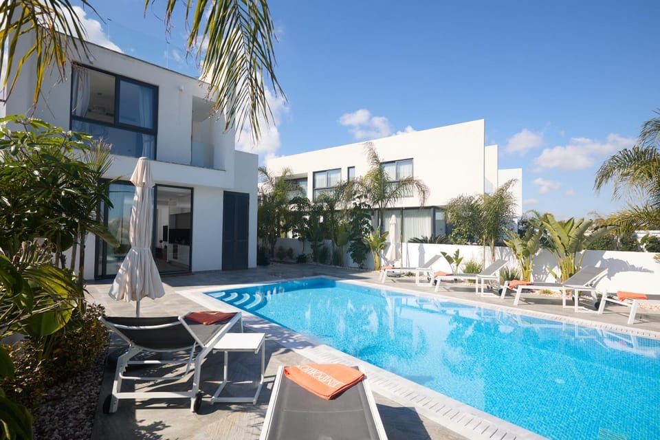 Property building, Swimming pool, sunbed