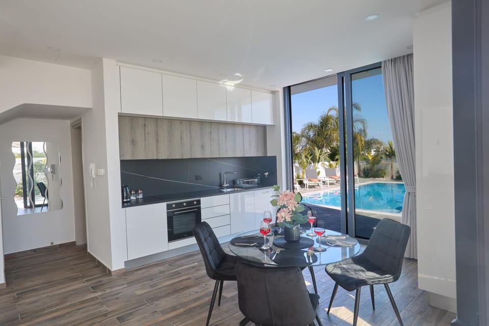Kitchen or kitchenette, Dining area, pet friendly