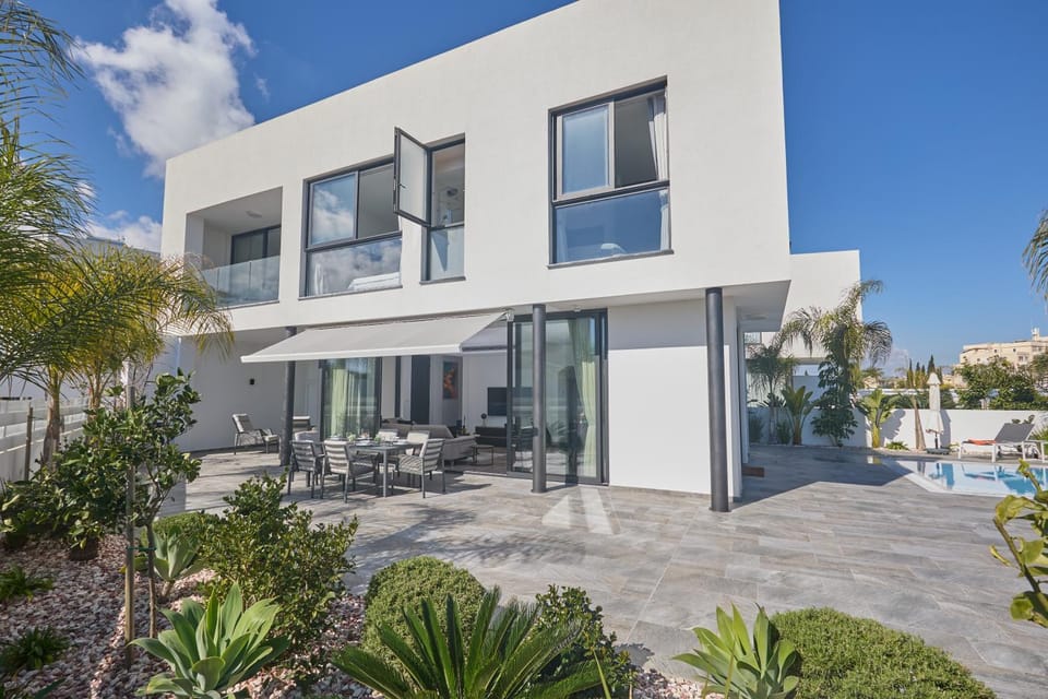 Property building, Garden, Swimming pool, sunbed