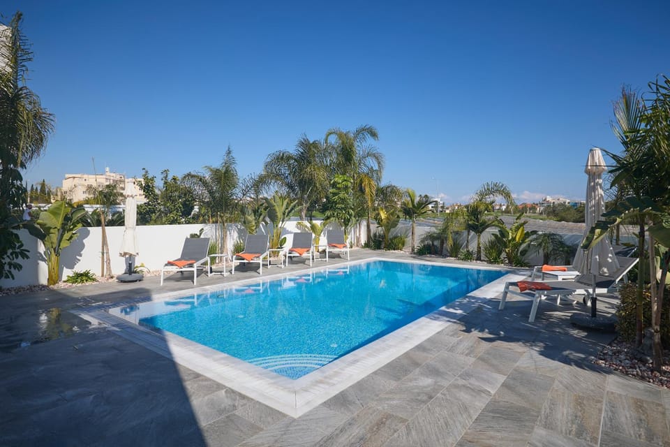 Swimming pool, sunbed