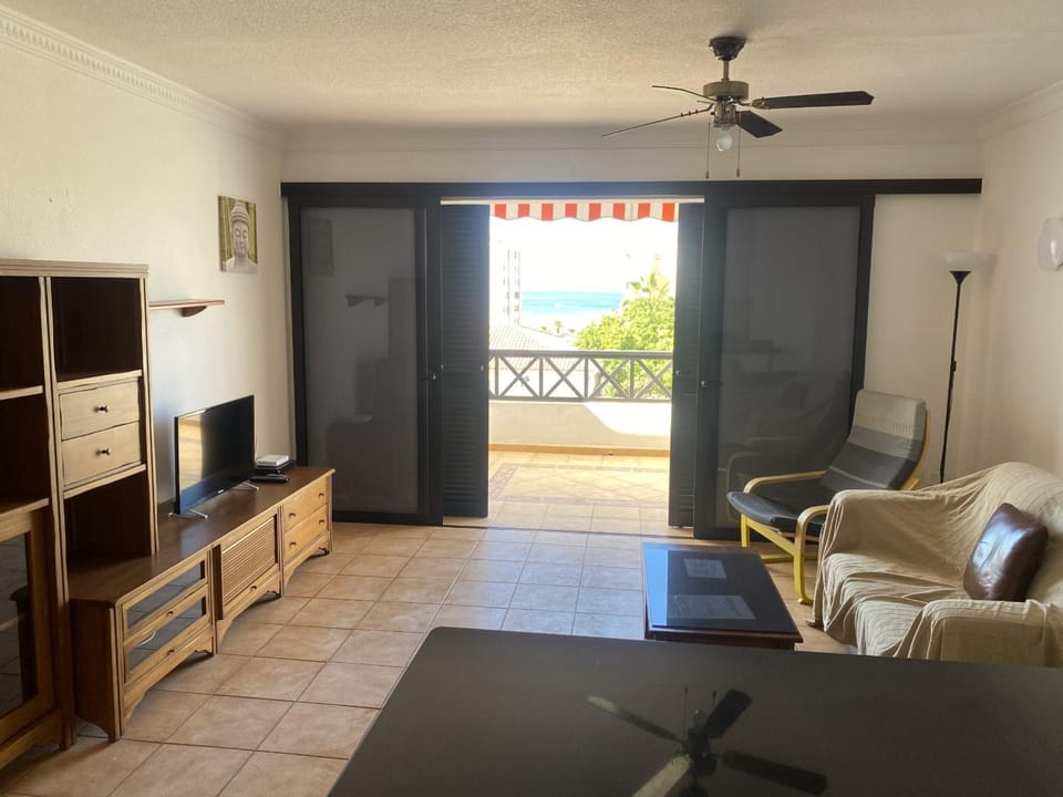 Self Catering Lovely 1 bed Apartment, 14B2, Los Cristianos, Tenerife Apartment in Los Cristianos