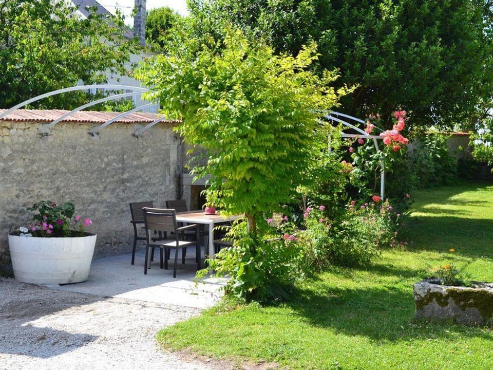 Gîte XVIIIe rénové avec grand jardin, au cœur du vignoble de Cognac - FR-1-653-30 House in Nouvelle-Aquitaine