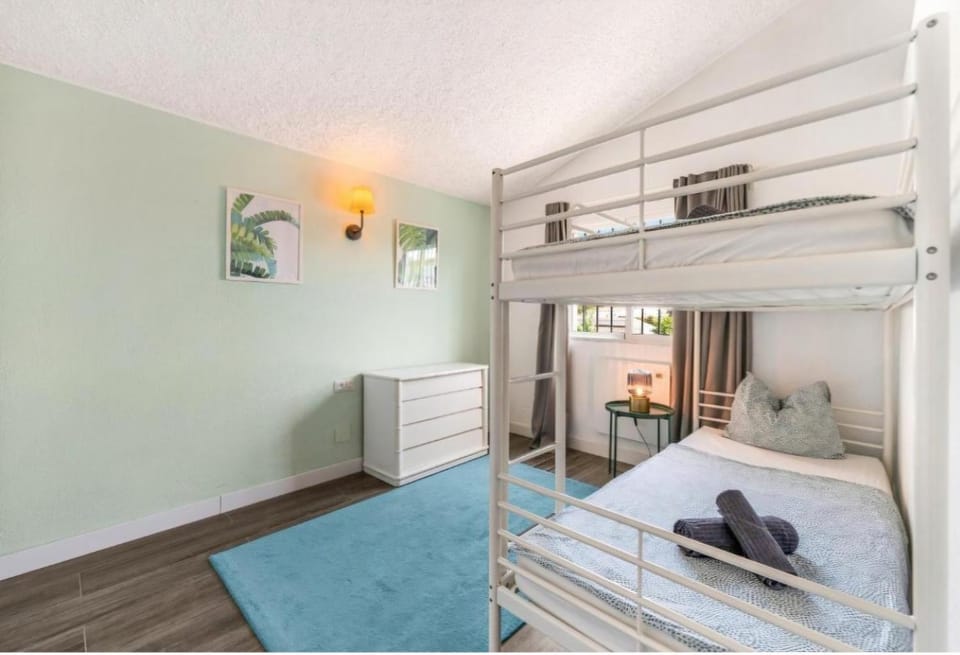 Bed, Photo of the whole room, Bedroom, bunk bed, heating, towels, wardrobe