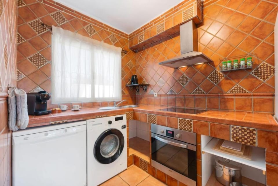 Coffee/tea facilities, Kitchen or kitchenette, dishwasher, heating, oven, pet friendly, stove, washing machine, air conditioner