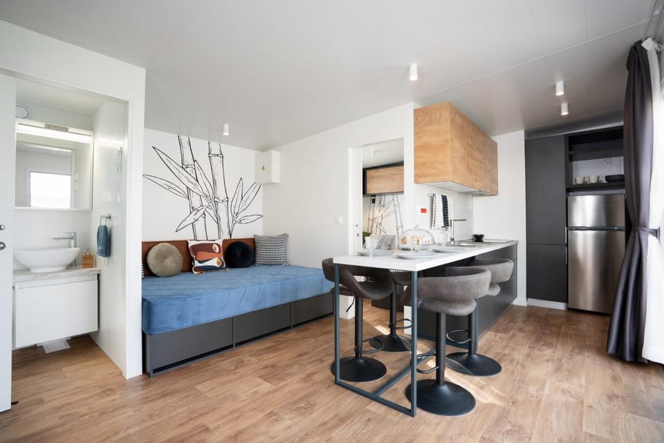 Kitchen or kitchenette, Living room, Seating area, Dining area, minibar