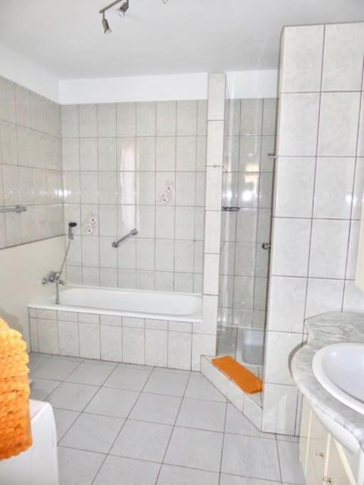 Shower, Toilet, Bathroom, Bath, towels