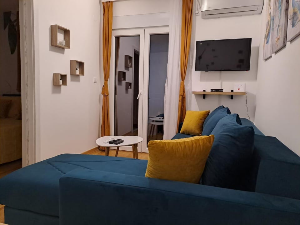 TV and multimedia, Living room, Seating area, air conditioner