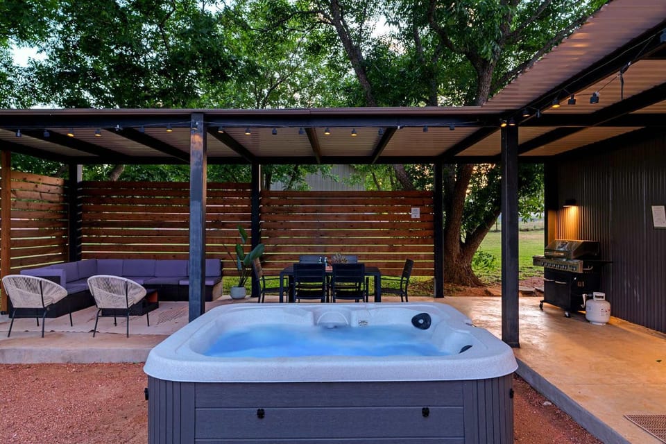 Container Haus, Hot Tub, Cowboy Pool, Pet Friendly! House in Fredericksburg