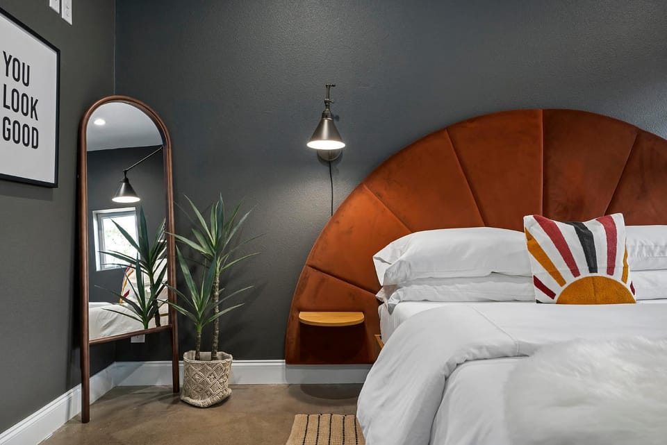 Container Haus, Hot Tub, Cowboy Pool, Pet Friendly! House in Fredericksburg