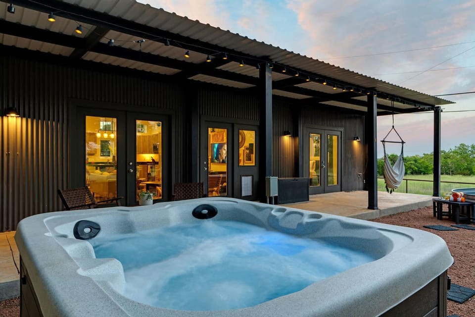 Container Haus, Hot Tub, Cowboy Pool, Pet Friendly! House in Fredericksburg