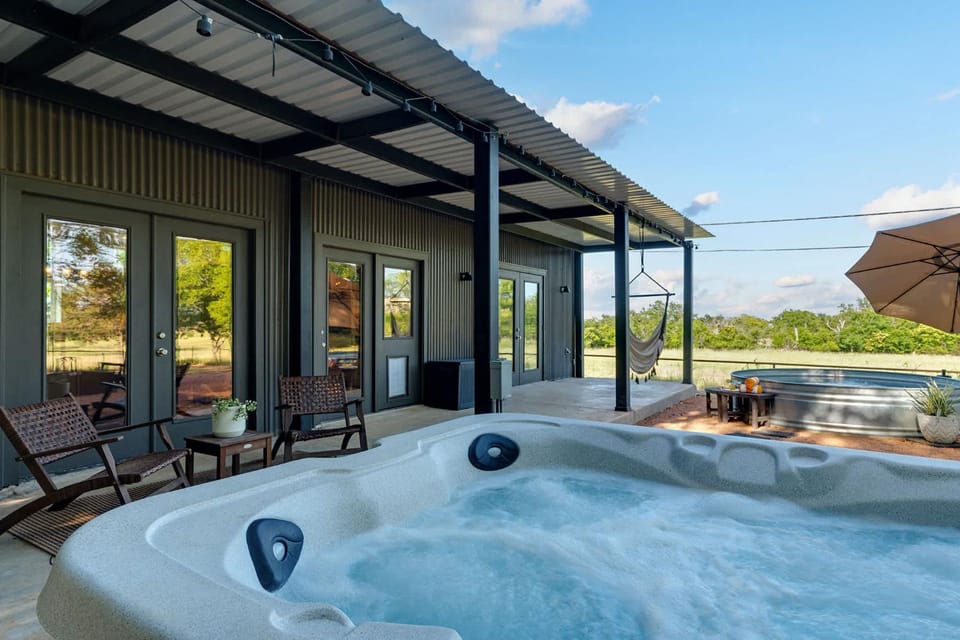 Container Haus, Hot Tub, Cowboy Pool, Pet Friendly! House in Fredericksburg