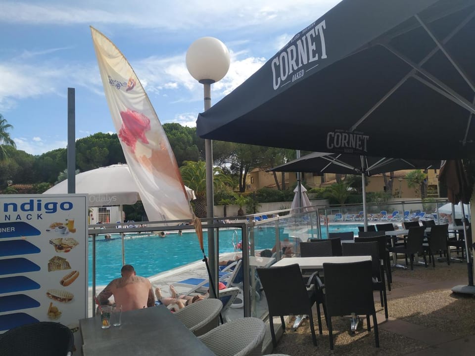 Restaurant/places to eat, Lounge or bar