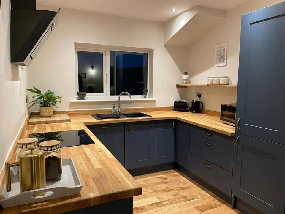 Kitchen or kitchenette, Dining area, dishwasher, minibar, pet friendly, stove