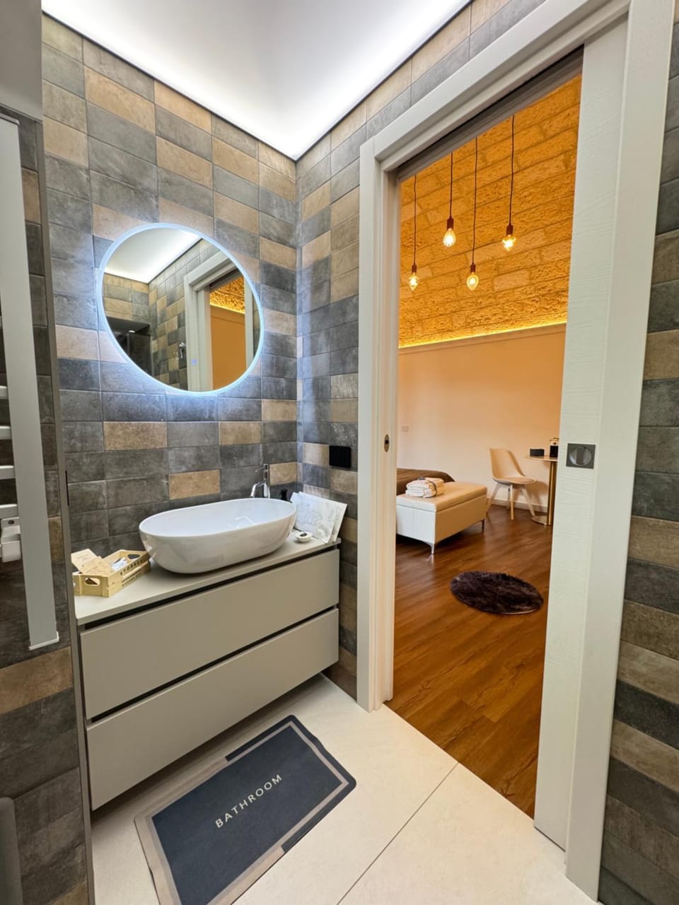 Bathroom, Photo of the whole room, towels