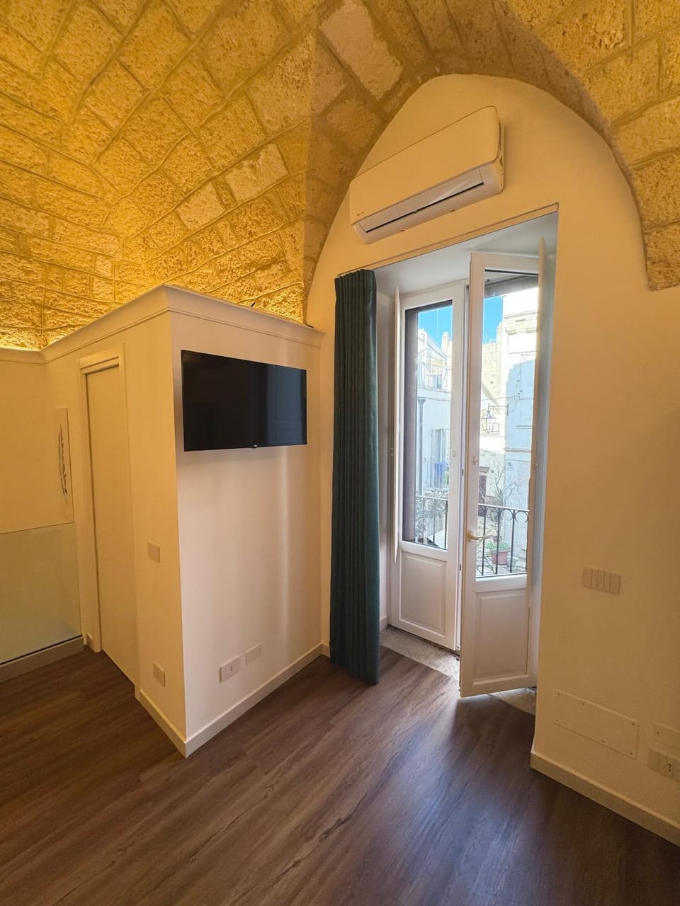 TV and multimedia, air conditioner