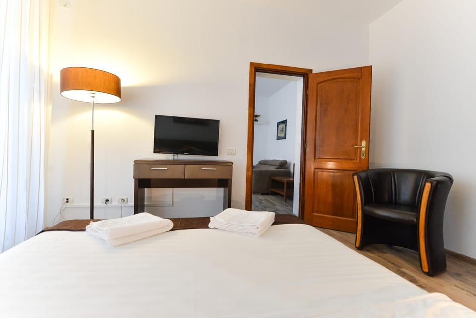 Communal lounge/ TV room, Bed, TV and multimedia, Photo of the whole room, Bedroom