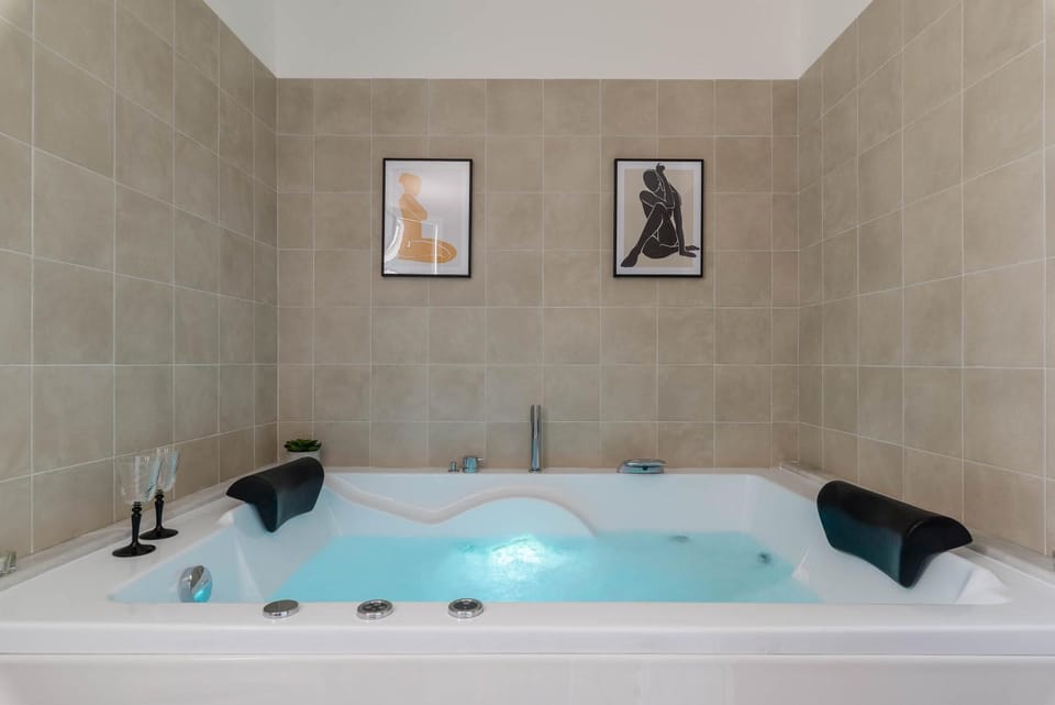 Hot Tub, Bathroom, Spa and wellness centre/facilities
