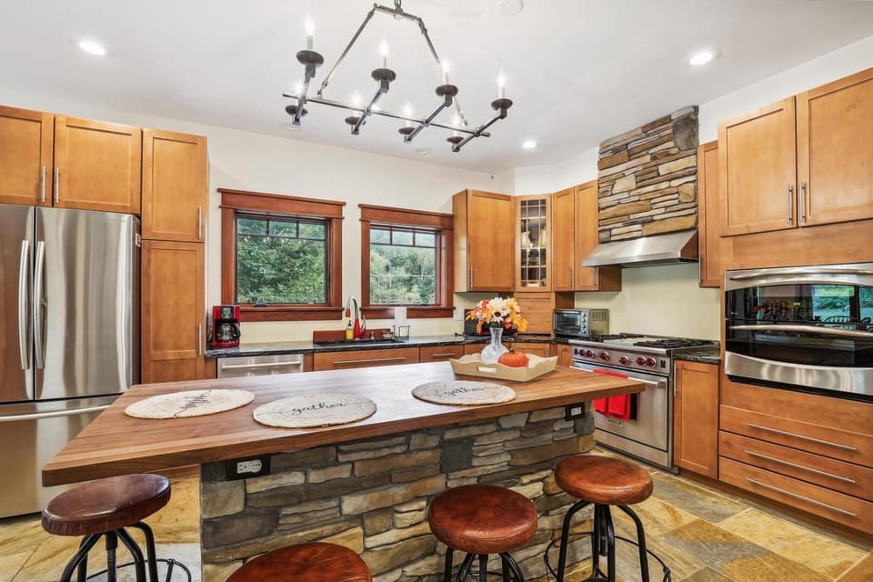 Mountain Brook Lodge House in Mendon