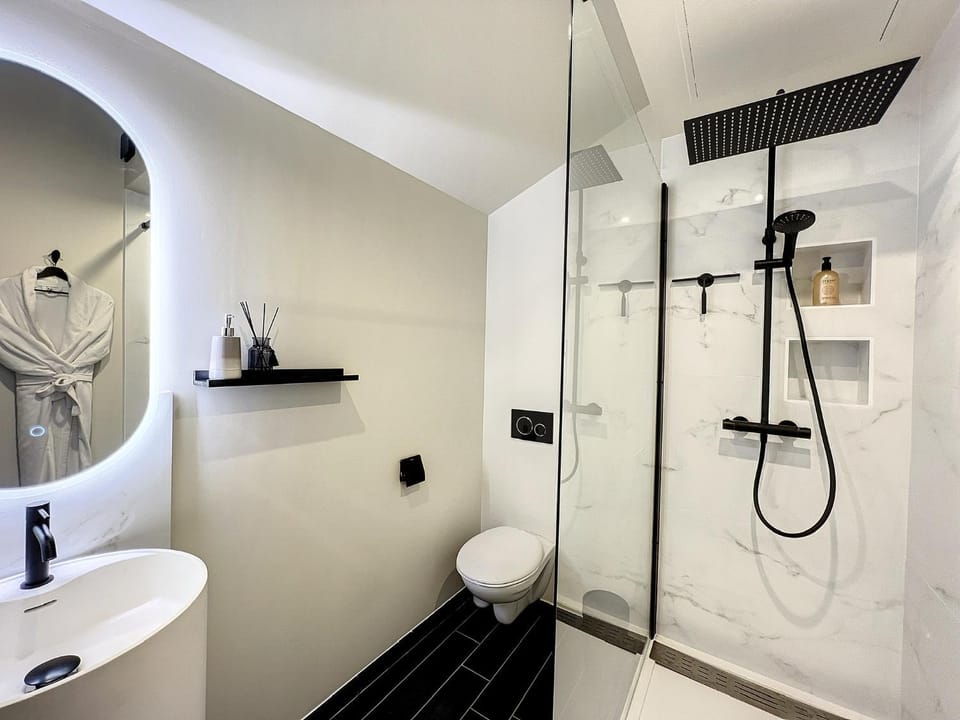 Shower, Toilet, Bathroom, towels