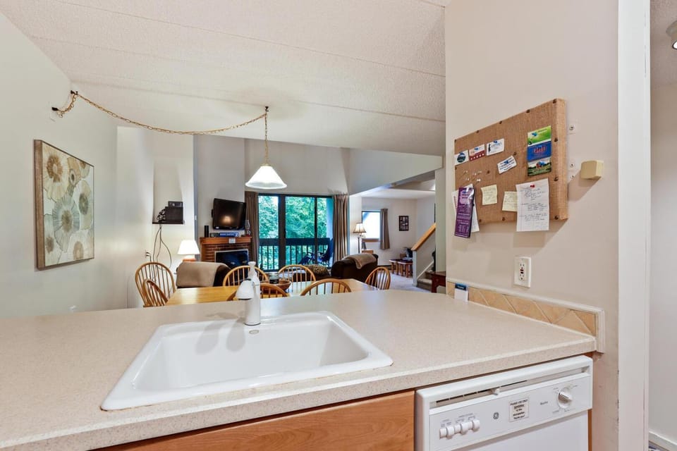 Pinnacle B18 House in Mendon