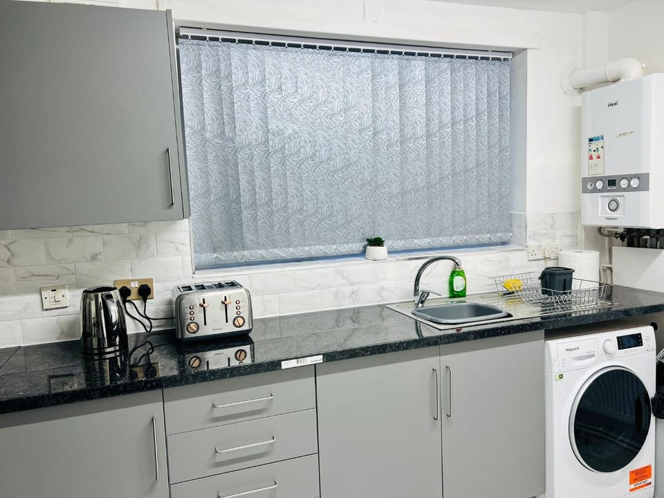 Coffee/tea facilities, toaster, washing machine