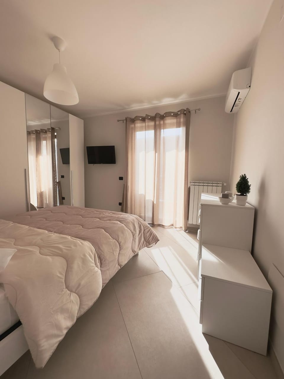 Bed, TV and multimedia, Bedroom, air conditioner