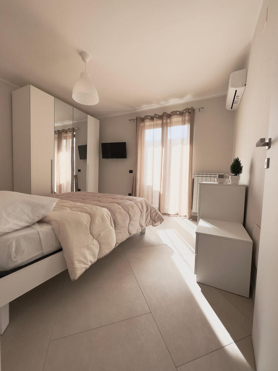 Bed, TV and multimedia, Bedroom, towels