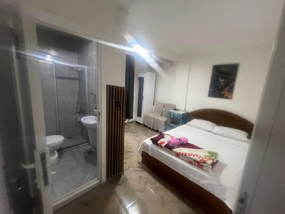Shower, Toilet, Bed, Photo of the whole room, Bedroom, towels