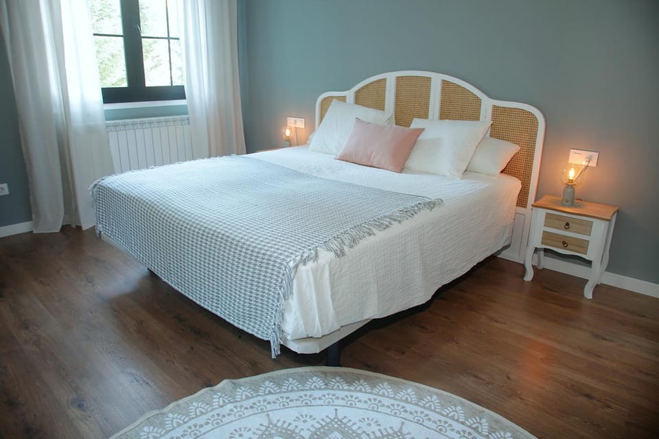 Photo of the whole room, Bedroom