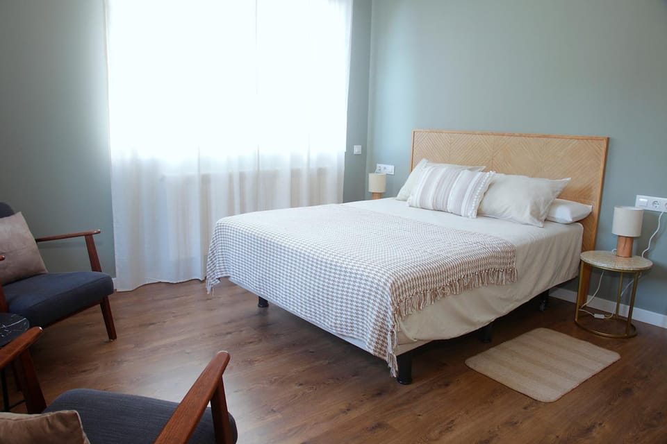 Photo of the whole room, Bedroom