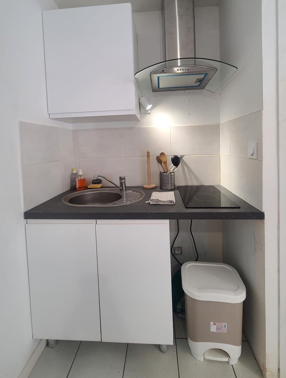 Coffee/tea facilities, Kitchen or kitchenette, stove