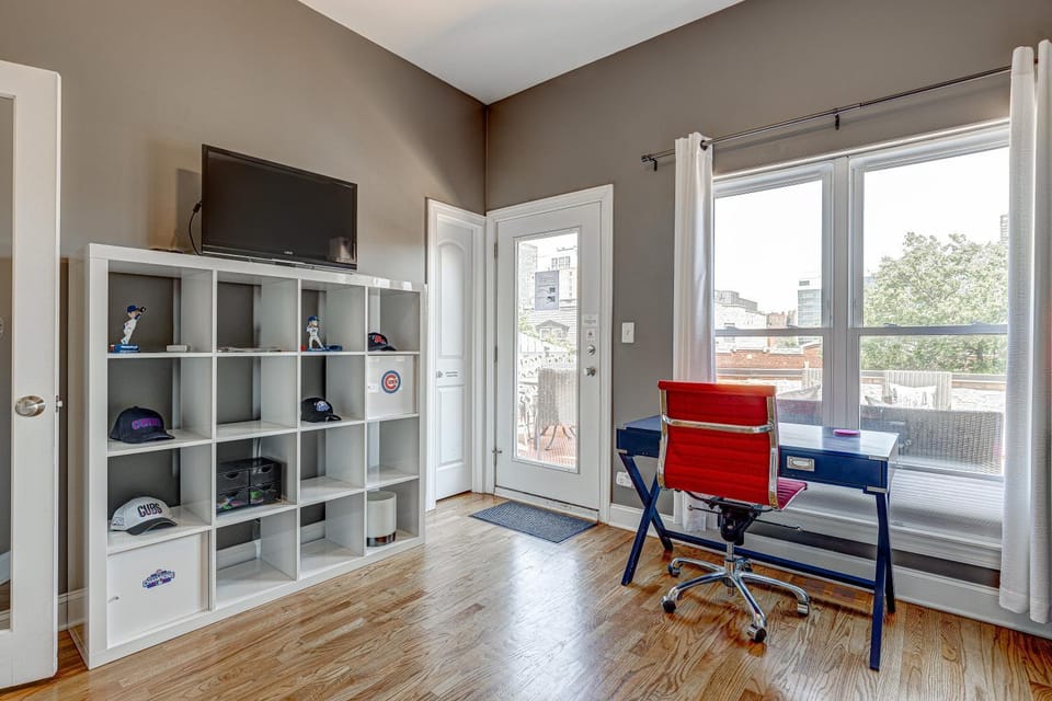Cubbies Dream! Half a Block to Wrigley! You Can Feel the Excitement in the Air on Game Days! condo Apartment in Chicago