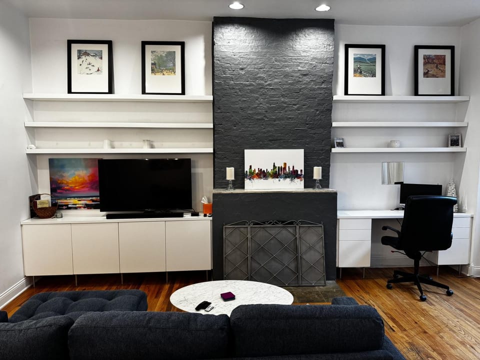 Walk to Lincoln Park, North Avenue Beach, and Second City! Lovely Old Town Charm! condo Apartment in Lincoln Park