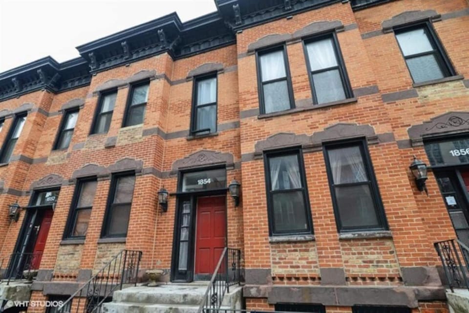 Walk to Lincoln Park, North Avenue Beach, and Second City! Lovely Old Town Charm! condo Apartment in Lincoln Park