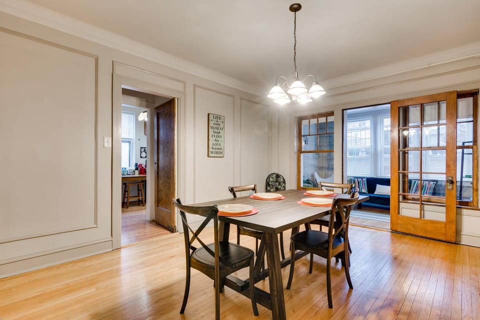 Lovely Near Loyola - Enjoy the Wonderful Outdoor Space and Sun Room - Room for the Whole Crew apts Apartment in Rogers Park