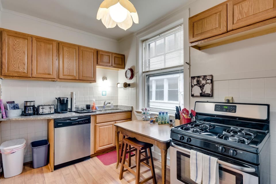 Lovely Near Loyola - Enjoy the Wonderful Outdoor Space and Sun Room - Room for the Whole Crew apts Apartment in Rogers Park