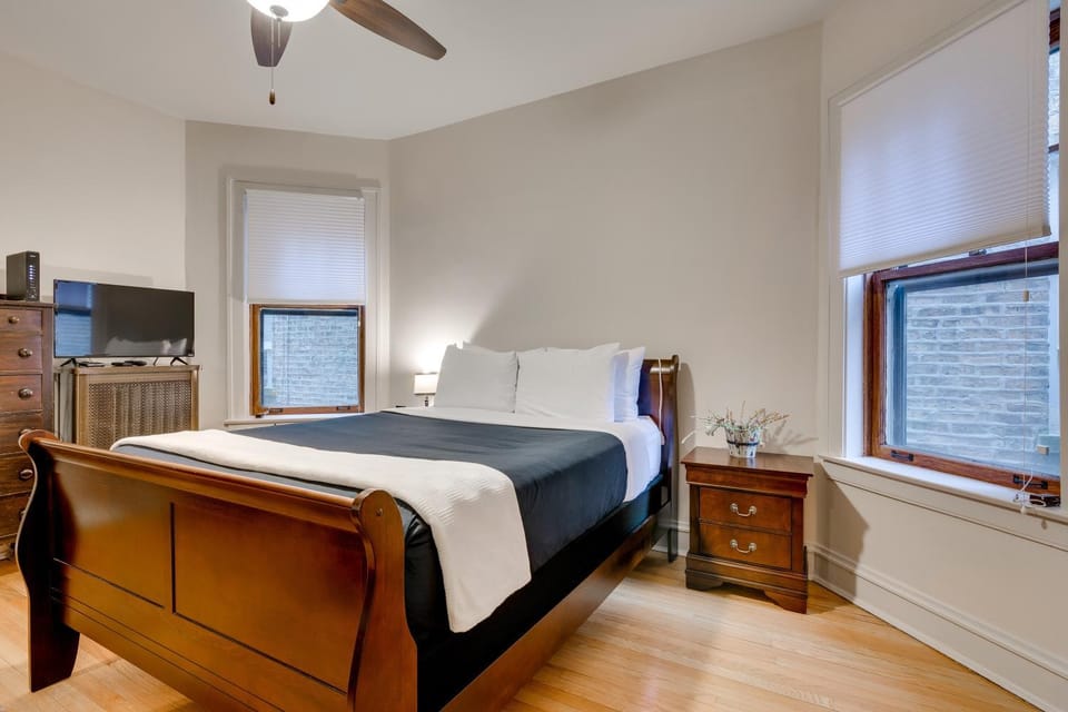 Lovely Near Loyola - Enjoy the Wonderful Outdoor Space and Sun Room - Room for the Whole Crew apts Apartment in Rogers Park